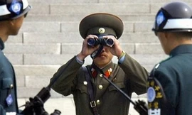 Lính Triều Tiên và Hàn Quốc tại khu phi quân sự giữa hai nước