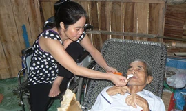 Con gái liệt nuôi cha sống thực vật