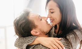Vì sao đàn ông thích nhìn mặt bạn trong lúc ‘yêu’