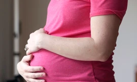 Nhức đầu, phù chân 3 tháng cuối thai kỳ là hiện tượng bình thường hay bệnh lý nguy hiểm?