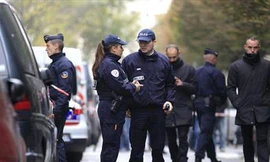 Cảnh sát đứng trước trụ sở của nhật báo Liberation