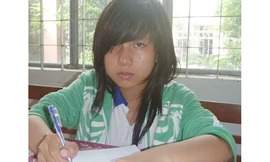 Huỳnh Hồng Ngọc tường trình vụ việc tại Công an thị trấn Tân Hiệp. Ảnh: Châu Thành