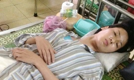 Khách VIP tung cước với nữ caddy sân golf