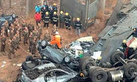 Vụ nổ xe tải chở pháo hoa làm sập 80m cầu khiến nhiều xe rơi từ độ cao 30m xuống đất