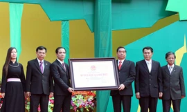 Đồng chí Lê Hồng Anh, Ủy viên Bộ Chính trị, Thường trực Ban Bí thư, dự và trao bằng xếp hạng Di tích Quốc gia đặc biệt Tân Trào cho tỉnh Tuyên Quang Ảnh: TTXVN