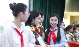 Chị Nguyễn Phạm Duy Trang - Bí thư Trung ương Đoàn, Chủ tịch Hội đồng Đội Trung ương trao học bổng tặng các em thiếu nhi có hoàn cảnh khó khăn. Ảnh: Nguyễn Thắng.