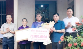 Bí thư Tỉnh ủy Bắc Giang Dương Văn Thái (thứ 2 bên phải) động viên gia đình Nguyễn Thị Oanh.