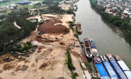 Cảnh bờ sông Thương qua Bắc Giang nham nhở vì hàng chục cảng lậu