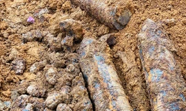 Đào móng nhà, người dân phát hiện hơn 1,4 tấn đầu đạn pháo và lựu đạn