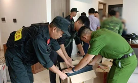 Lực lượng công an thu giữ tang vật.