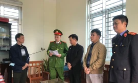 Nguyễn Mạnh Tuân (ngoài cùng bên trái) bị Công an Bắc Giang bắt giữ