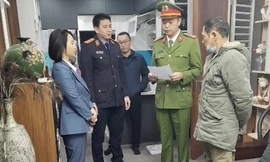 Lực lượng chức năng thực hiện các thủ tục tố tụng đối với Nguyễn Thị Hải Lý (ngoài cùng bên phải)