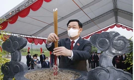 Chủ tịch Quốc hội Vương Đình Huệ dâng hương tại Khu lưu niệm đồng chí Lê Quang Đạo trong Công viên thị xã Từ Sơn