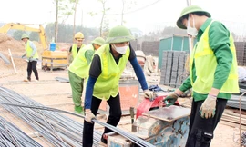 Công nhân xây dựng hạ tầng Khu công nghiệp Tân Hưng.