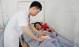 Bác sĩ kiểm tra sức khỏe của bệnh nhân Trường.