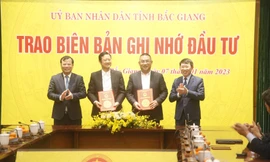 Lãnh đạo tỉnh Bắc Giang trao biên bản ghi nhớ cho nhà đầu tư