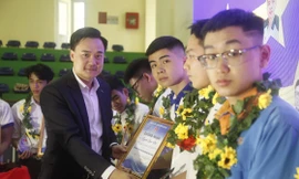 Anh Trần Văn Đăng, Phó Bí thư Tỉnh Đoàn Bắc Ninh trao danh hiệu "Sinh viên 5 tốt"