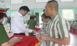 Trao căn cước công dân cho các phạm nhân được đặc xá tại Trại giam Ngọc Lý