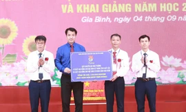 Bí thư Trung ương Đoàn Ngô Văn Cương trao học bổng và quà tặng trường THPT Gia Bình số 1