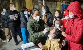 Cơ quan chức năng lấy mẫu xét nghiệm cho học sinh trưởng Tiểu học Ngô Sĩ Liên