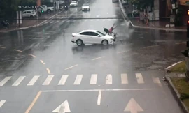 Nam thanh niên đi tốc độ cao vượt đèn đỏ va chạm ô tô đi đúng phần đường.