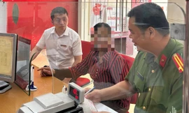 Phòng giao dịch Tân Dĩnh phối hợp với Công an xã tuyên truyền, giải thích cho bà H.T.H