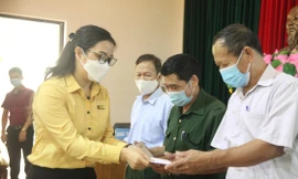 Đại diện Ngân hàng TMCP Bắc Á tặng quà cựu thanh niên xung phong tỉnh Bắc Ninh