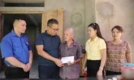 Thăm gia đình có 4 người tử vong và tặng quà cho học sinh bị ảnh hưởng do bão số 3 tại Hoà Bình