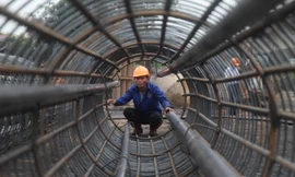 Công nhân hối hả làm việc cả vào những ngày nghỉ lễ 30/4 để đảm báo tiến độ thi công dự an mở rộng cầu Như Nguyệt