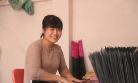 Những gia đình làm hương đen truyền thống ở làng Chóa hối hả vào vụ Tết