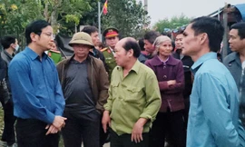 Ông Lê Đức Thắng - Phó Chủ tịch UBND huyện Sơn Động (bên trái) đối thoại với người dân để giải quyết vụ việc.