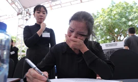 Người dân bật khóc trước di ảnh Tổng Bí thư tại quê nhà
