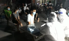 Cơ quan chức năng tỉnh Bắc Giang lấy mẫu xét nghiệm cho công nhân