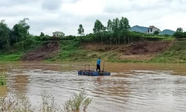 Anh Giang bị cuốn trôi giữa dòng nước lũ trên sông được ông Luân kịp thời cứu giúp