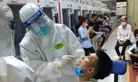 Cơ quan chức năng tỉnh Bắc Giang lấy mẫu xét nghiệm COVID - 19 cho công nhân