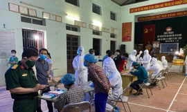 Cơ quan chức năng lấy mẫu xét nghiệm cho người dân tỉnh Bắc Ninh