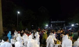 Cơ quan chức năng tỉnh Bắc Ninh lấy mẫu xét nghiệm cho người dân trong đêm