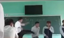 Hình ảnh giáo viên đá vào người học sinh. Hình ảnh cắt từ clip