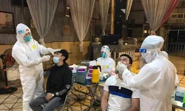 Cơ quan chức năng tỉnh Bắc Ninh lấy mẫu xét nghiệm cho người dân