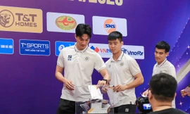 Cầu thủ CLB bóng đá Hà Nội lên khán đài kêu gọi ủng hộ bão lũ