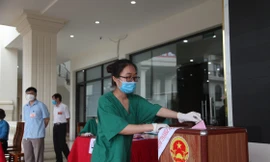 Nhân viên y tế tỉnh Quảng Ninh bỏ phiếu