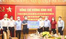 Chủ tịch Quốc hội Vương Đình Huệ và đoàn công tác ủng hộ 10 tỷ đồng cho tỉnh Bắc Giang chống dịch