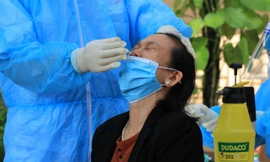 Cơ quan chức năng lấy mẫu xét nghiệm cho người dân huyện Quế Võ