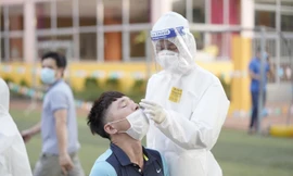 Cơ quan chức năng lấy mẫu xét nghiệm cho người dân tỉnh Bắc Giang