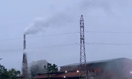 Nhà xưởng của HTX Nông nghiệp Vân Cẩm số 1 xả khói ra môi trường