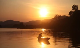 Trời chập choạng tối, những người đánh bắt cá đêm trên hồ Cấm Sơn lại bắt đầu công việc