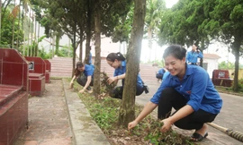Các bạn đoàn viên dọn dẹp nghĩa trang liệt sỹ 