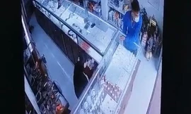 Hình ảnh đối tượng cướp tiệm vàng do camera ghi lại