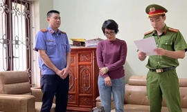 Cơ quan Cảnh sát điều tra, Công an tỉnh Bắc Giang thực hiện các thủ tục tố tụng đối với bị can Dương Thị Nga (đứng giữa)