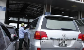 Nhiều lái xe ở Hà Nội đổ về các trung tâm đăng kiểm ở Bắc Giang